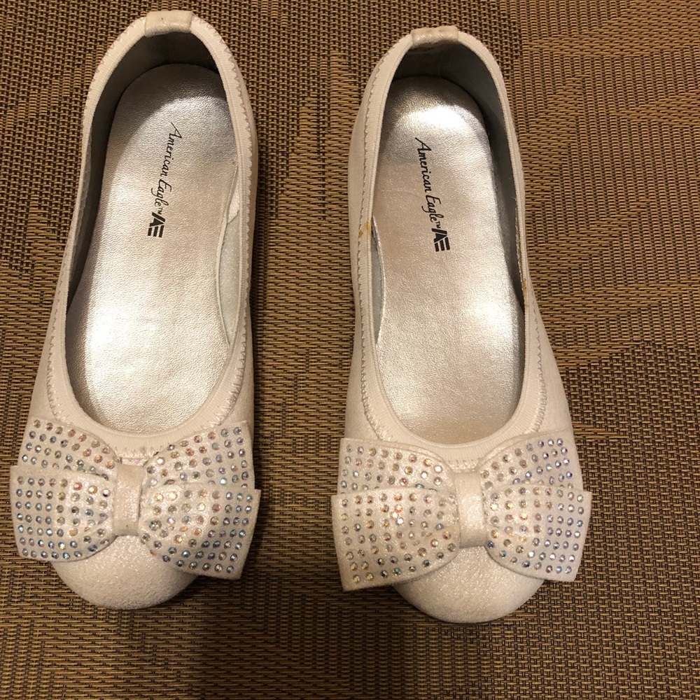 Girl white flat shoes